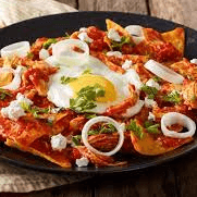 Huevos con Chilaquiles Rojos con Tocino de Pavo