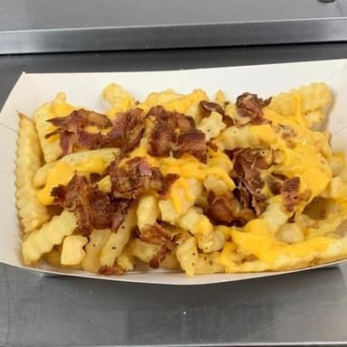 Papas Con Salsa Queso Cheddar y Tocino