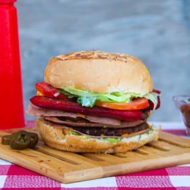 Hamburguesa Doble Con Salchicha