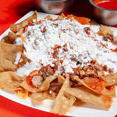 Chilaquiles rojos PECHUGA DE POLLO