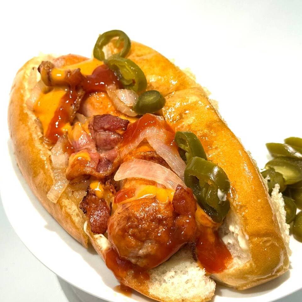 Salchica con Chipotle y Queso Manchego