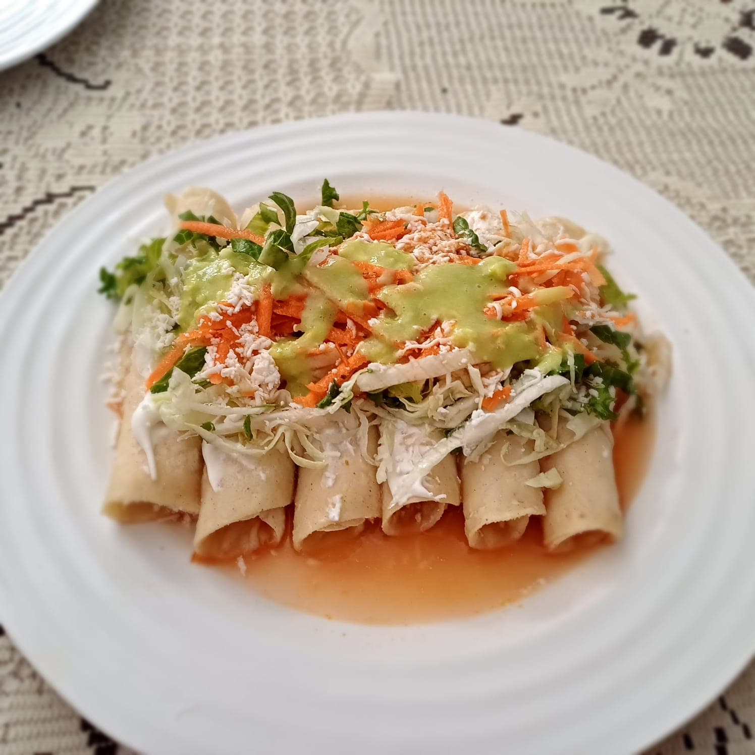 10 Enchiladas Blancas + Agua Fresca 1L