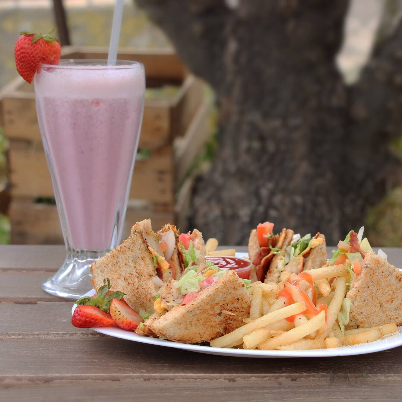 Club Sandwich con Papas a la Francesa