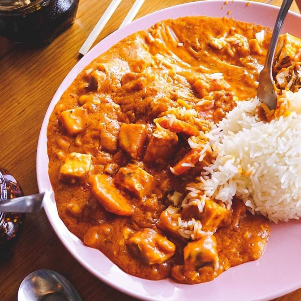 Curry Cacahuate Y Agua de Jamaica