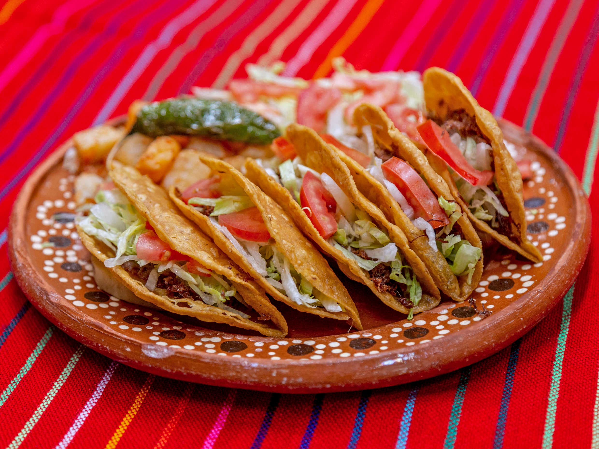 Orden de Tacos Dorados de Deshebrada