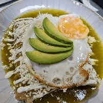Enchiladas Verdes con 2 Huevos Estrellados