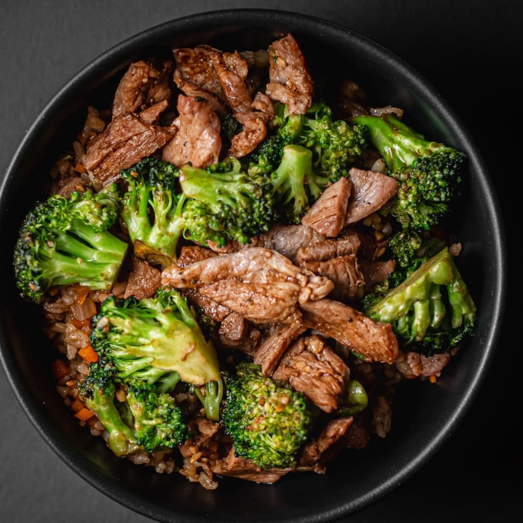 Arroz Yakimeshi Arrachera y Brócoli