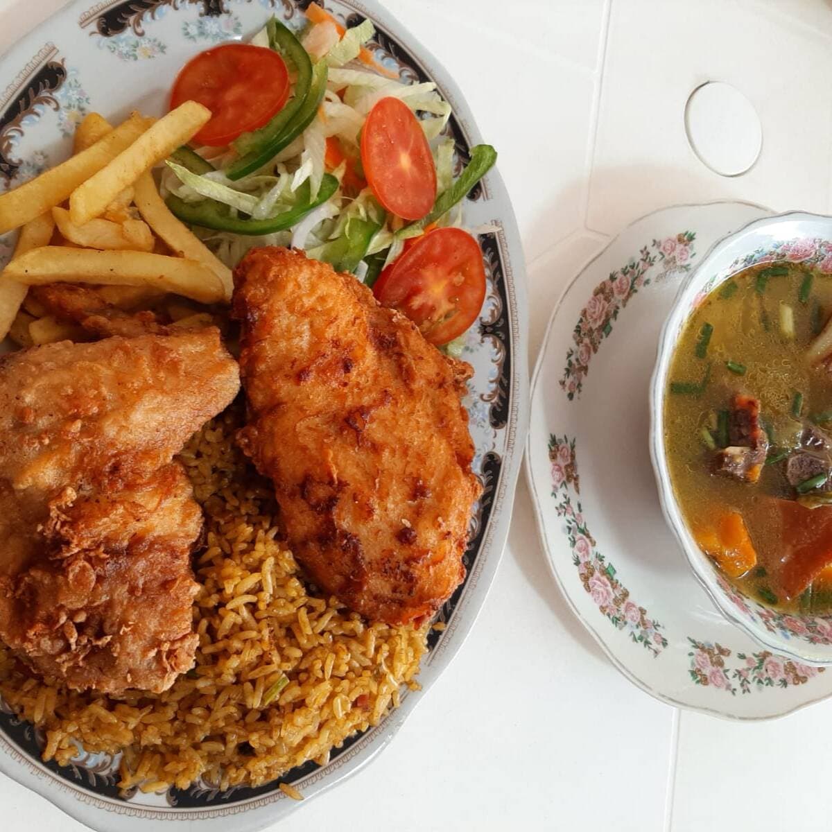 Comida con Pollo a la Broaster