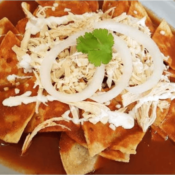 Chilaquiles con Salsa Roja y Pollo