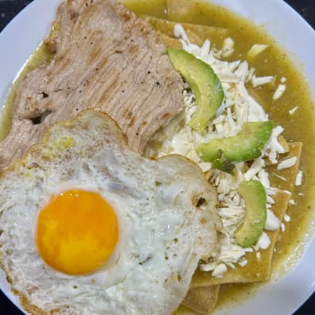 Chilaquiles Verdes con Bistec y Huevo