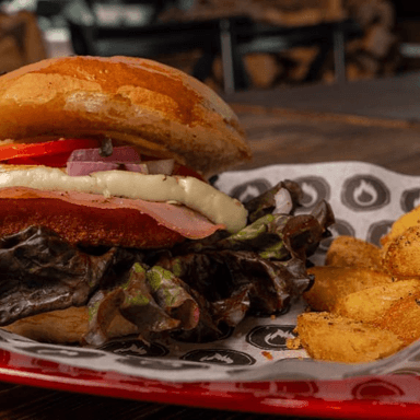 Hamburguesa de Pollo Empanizado con Papas Gajo