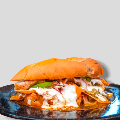 Torta de Chilaquiles Salsa Verde con Deshebrada