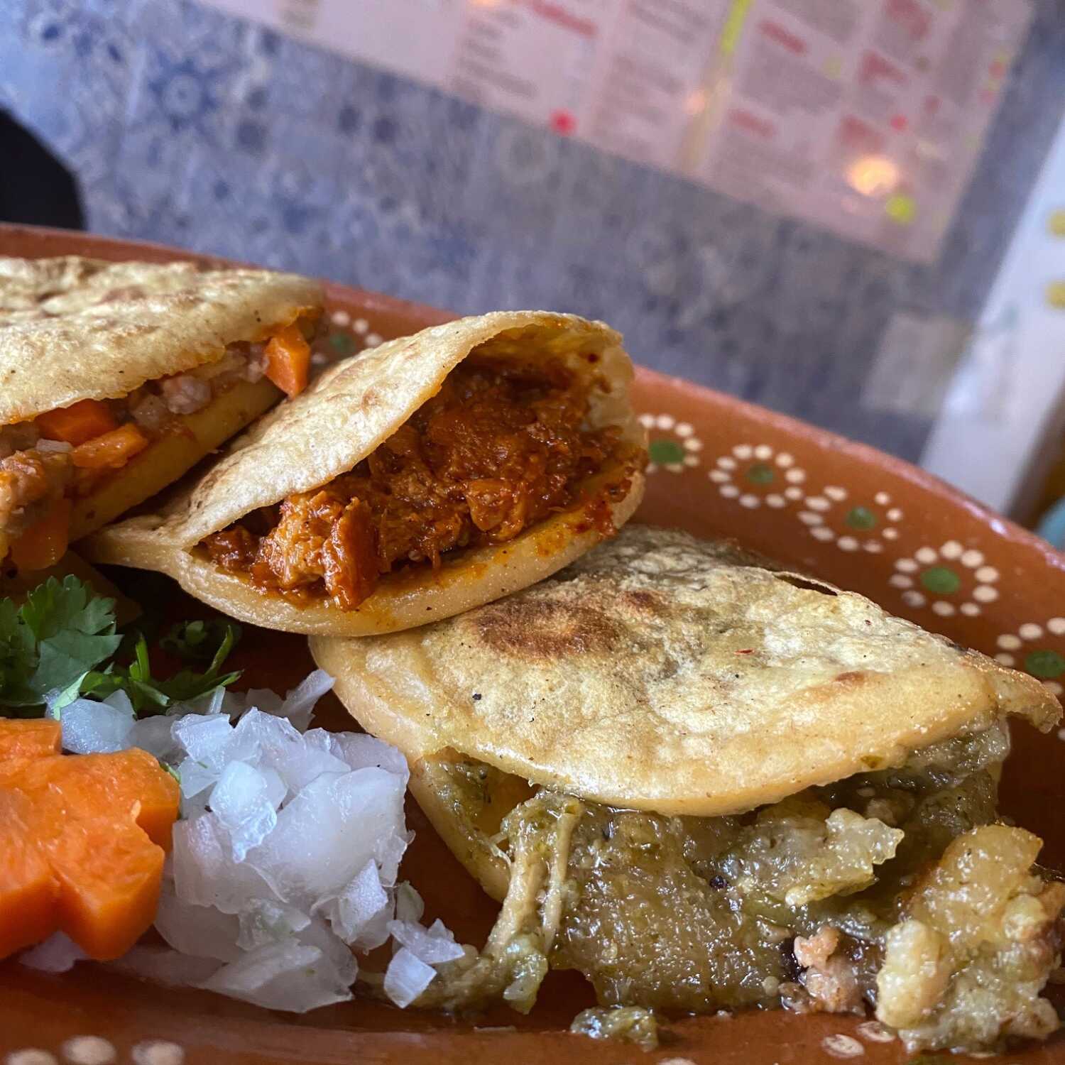 Gordita de Chicharrón Prensado en Salsa Roja