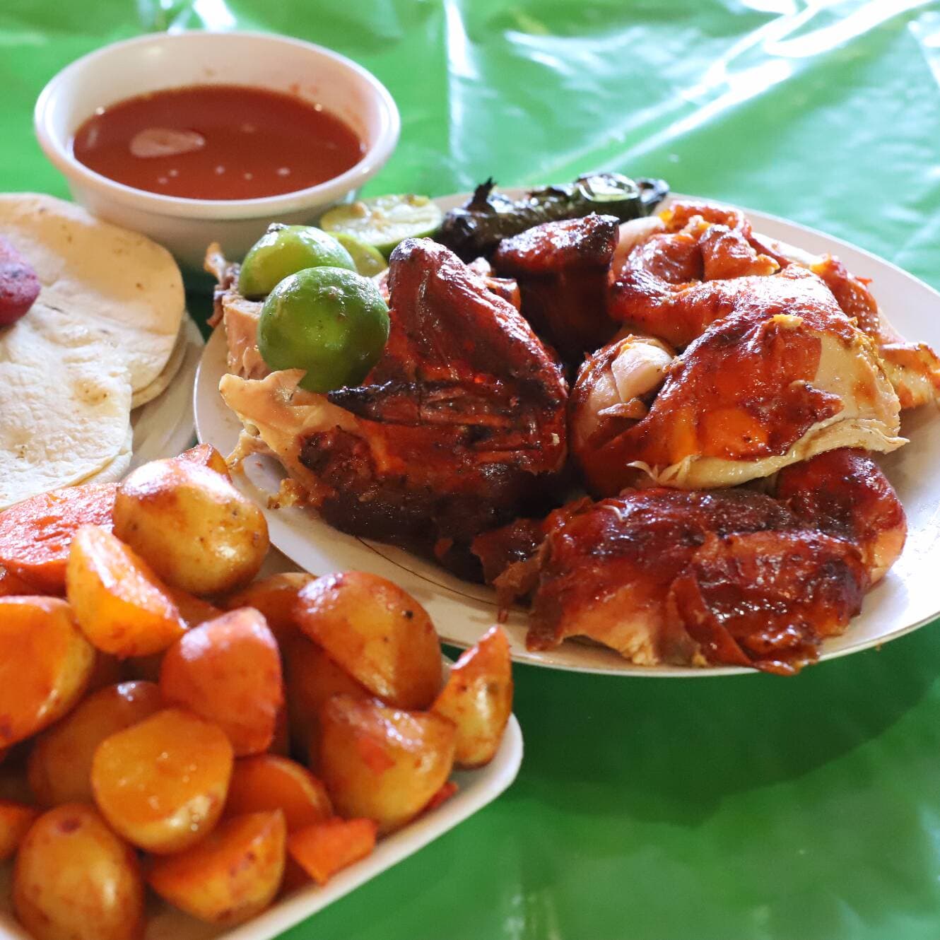 UN POLLO Y MEDIO .