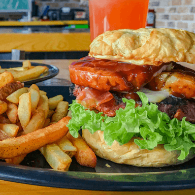 HAWAIIAN BBQ-BACON BURGER