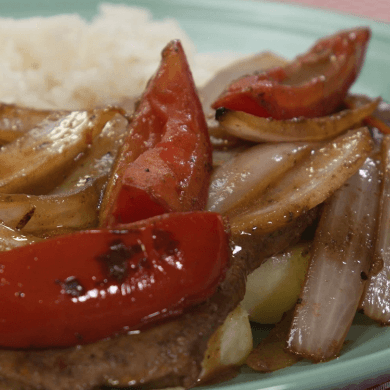 Hígado Encebollado con Papa Sancochada y Arroz