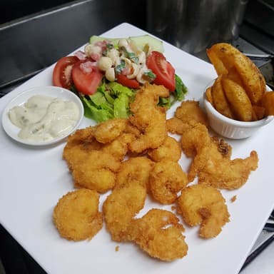 Camarón a la Milanesa con Ensalada y Papas