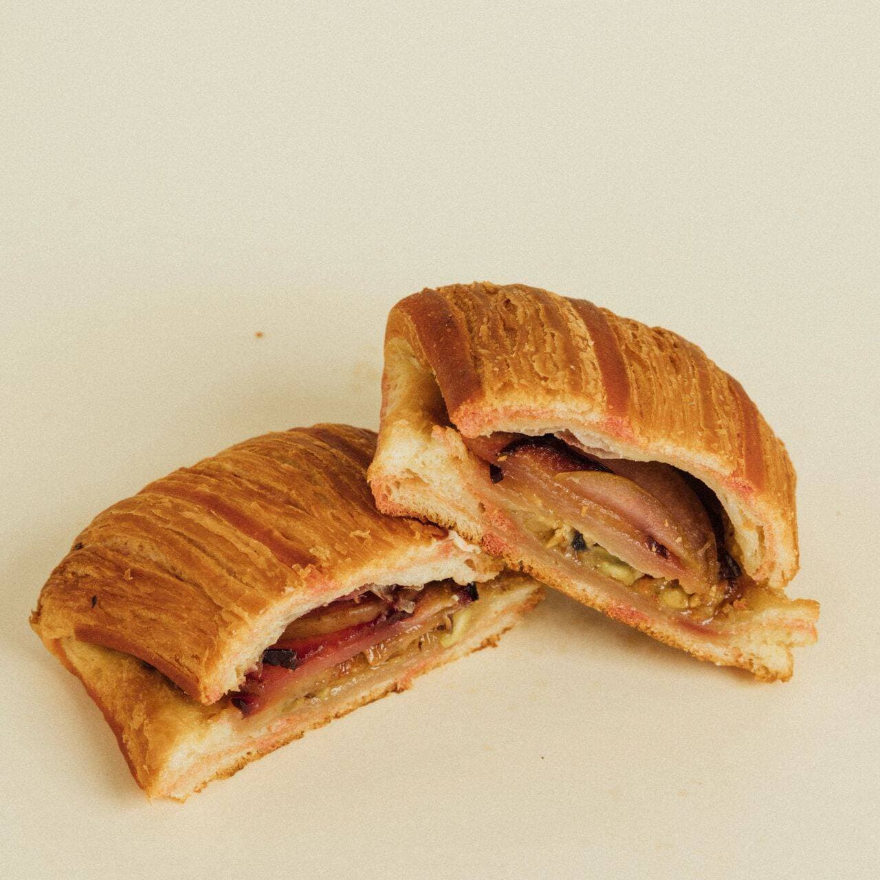 Croissant de Ciruelas y Peras