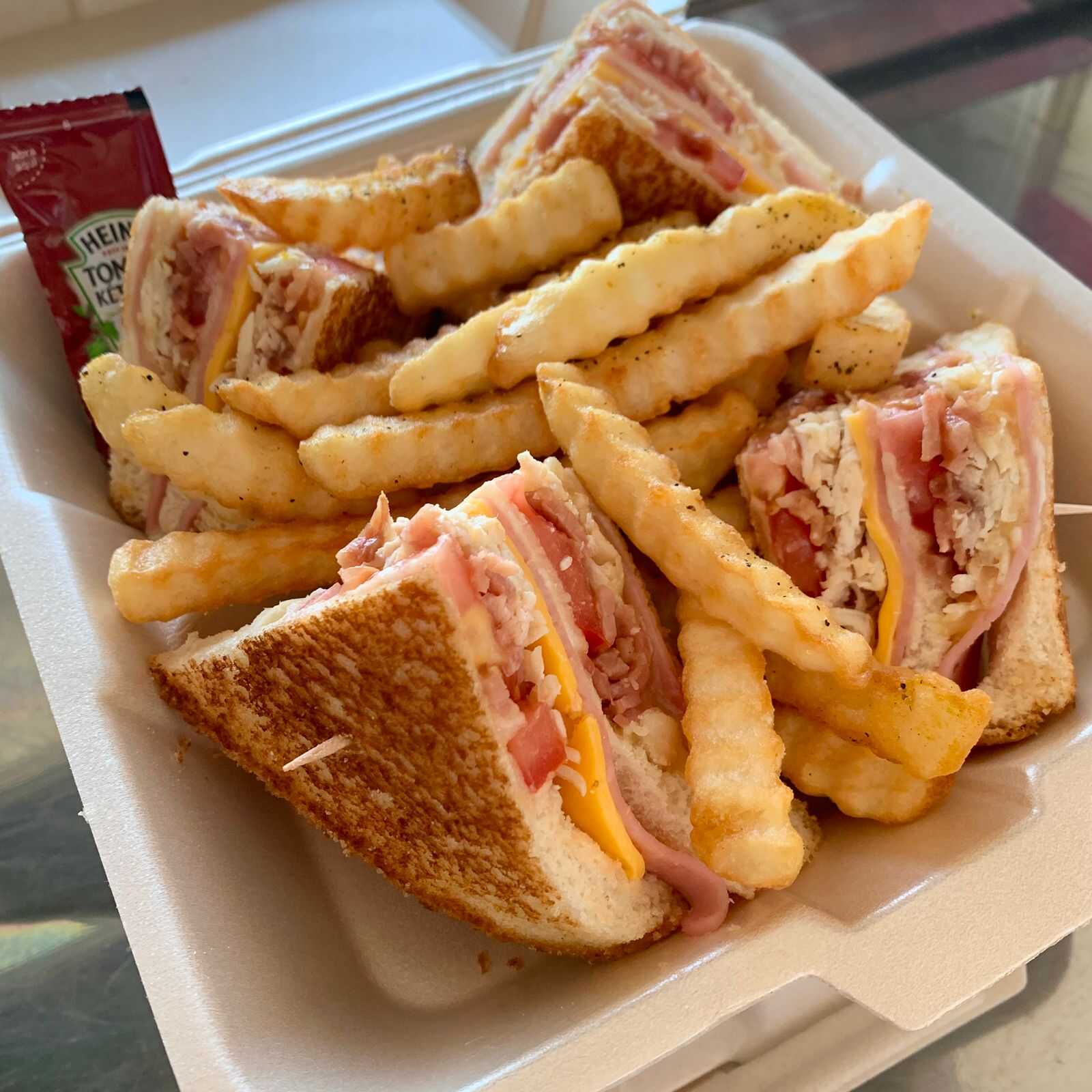 Club sándwich con papas a la francesa