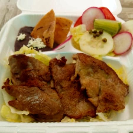 Chilaquiles de Asada y Chorizo con Michelada