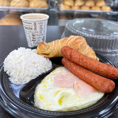 Desayuno Huevos Cacerola + 2 Salchichas con Arroz