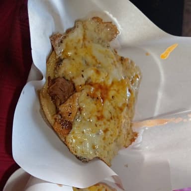 Volcán (tostada de birria con costra de queso