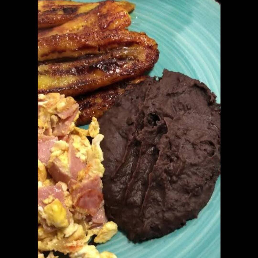 HUEVOS CON JAMON Y FRIJOLES