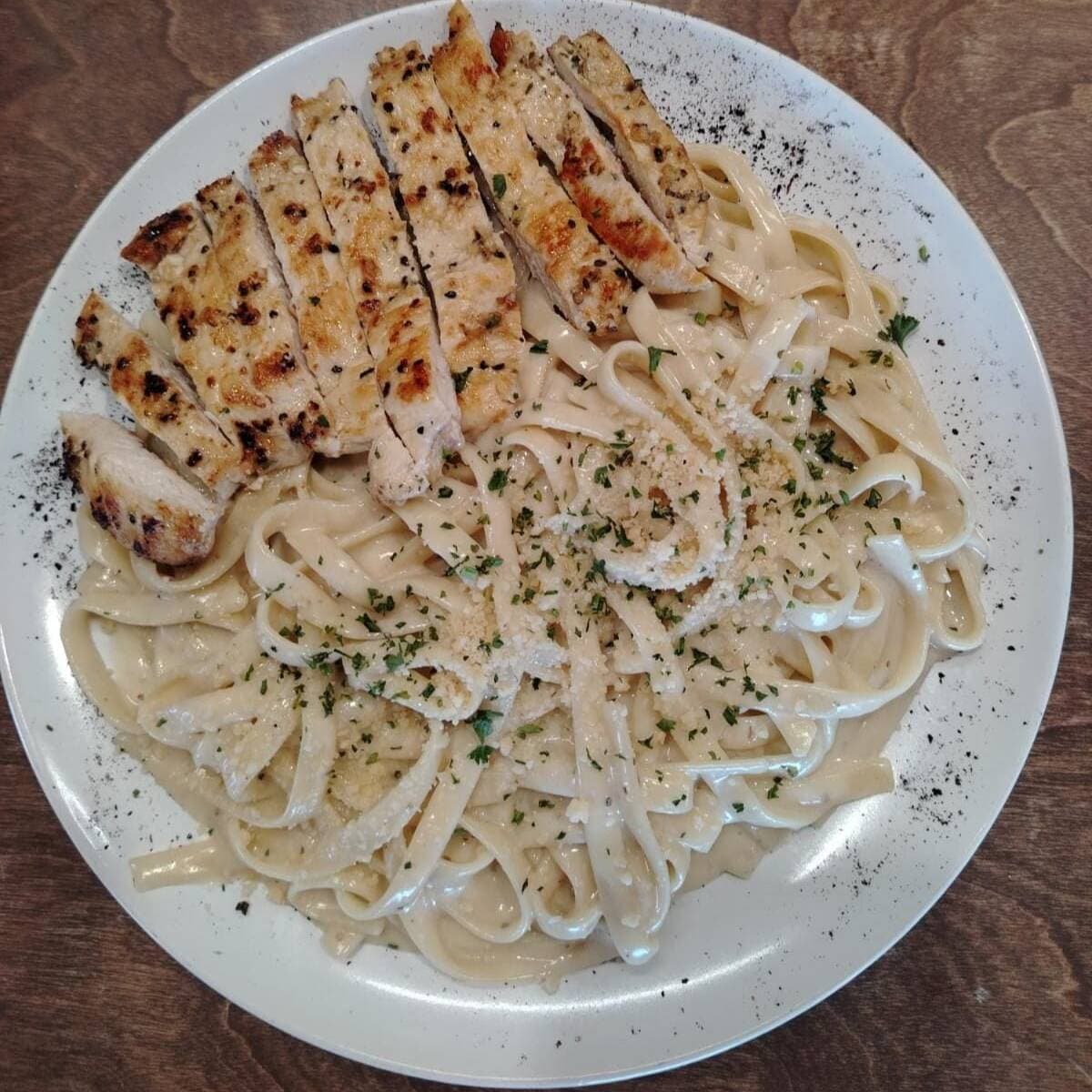 Fetuccini al Pesto con Pollo