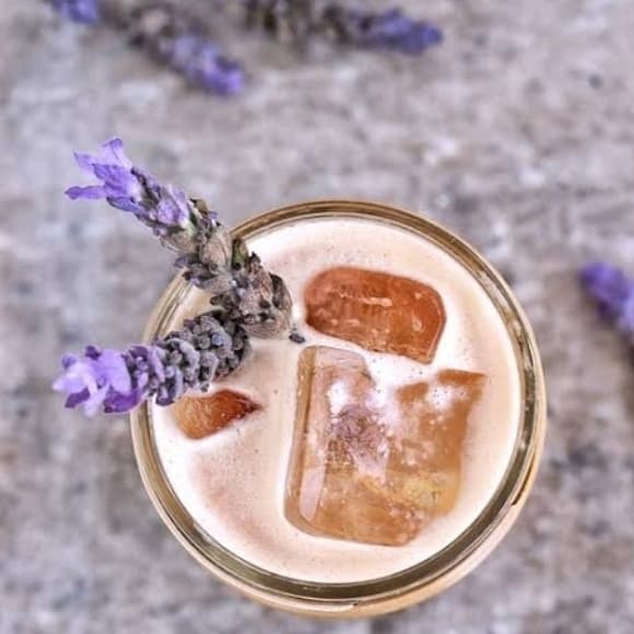 Latte Lavanda helado