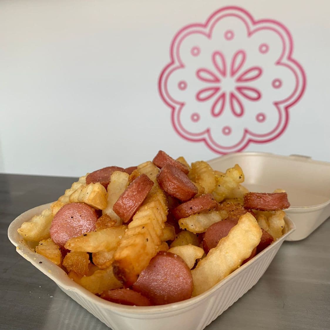 Papas a la francesa con salchicha