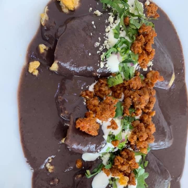 Enfrijoladas con Huevo y Chorizo