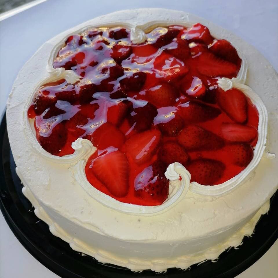 PASTEL DE FRESAS CON CREMA CHICO