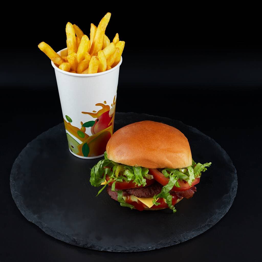 Hamburguesa con Queso y Papas Fritas