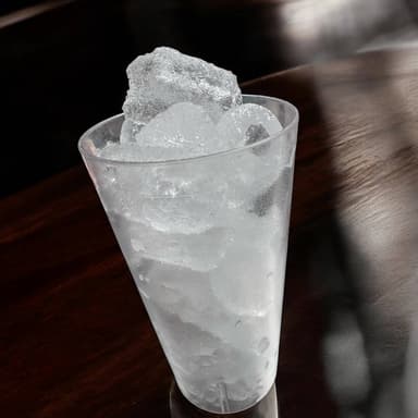 Vaso mediano con hielo.