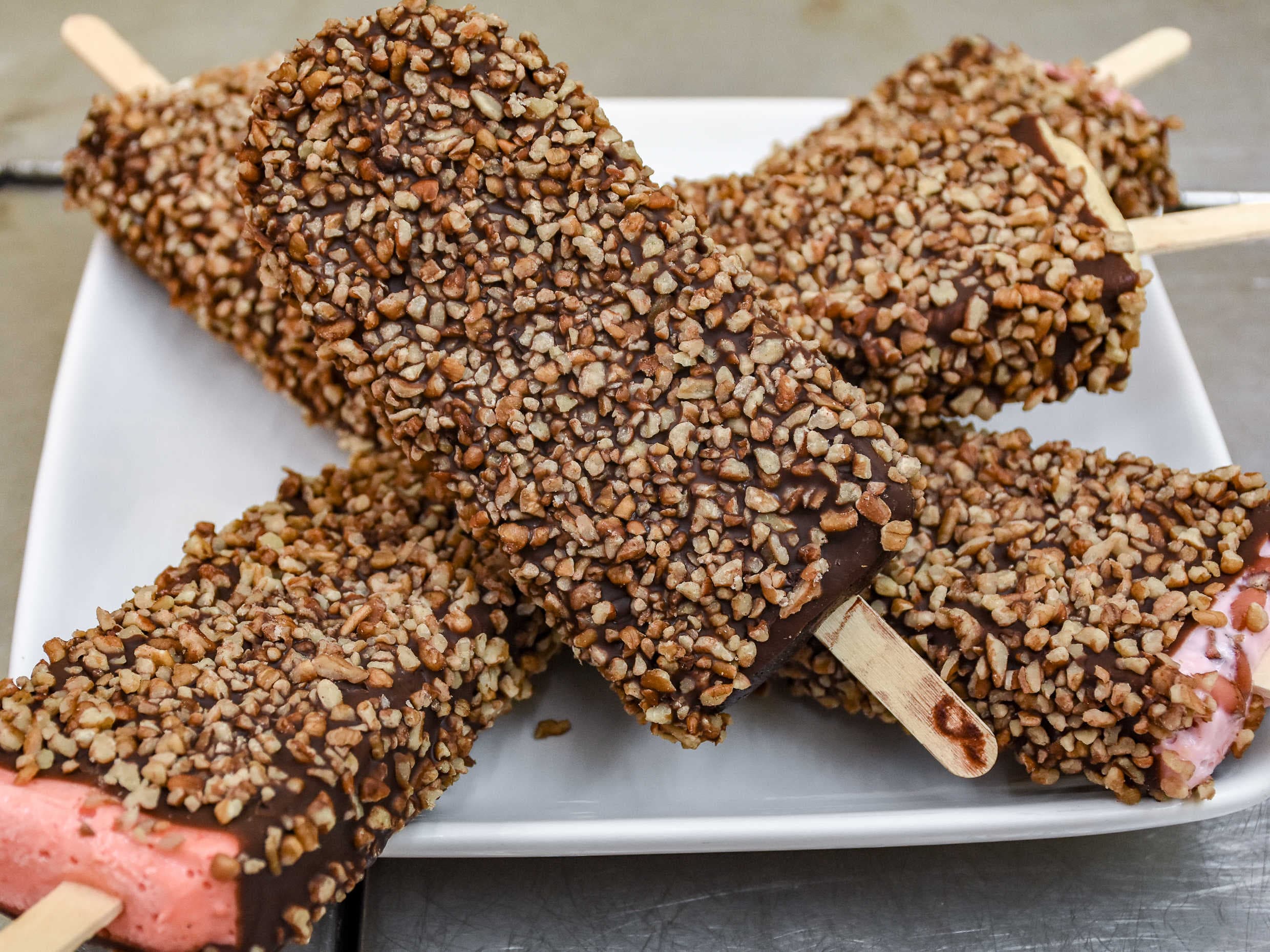 Paleta de crema con cubierta de  Chocolate y Nuez