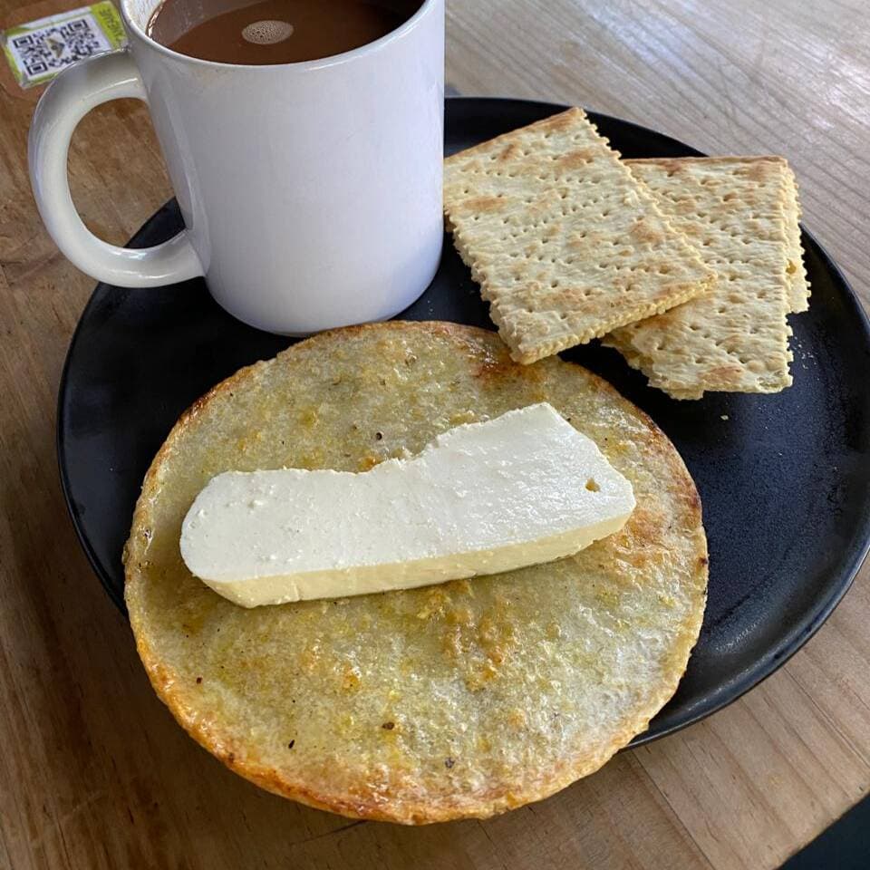 Arepa, quesito, galletas y chocolate.