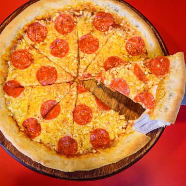 Pizza Pepperoni Clásica con Orilla Rellena