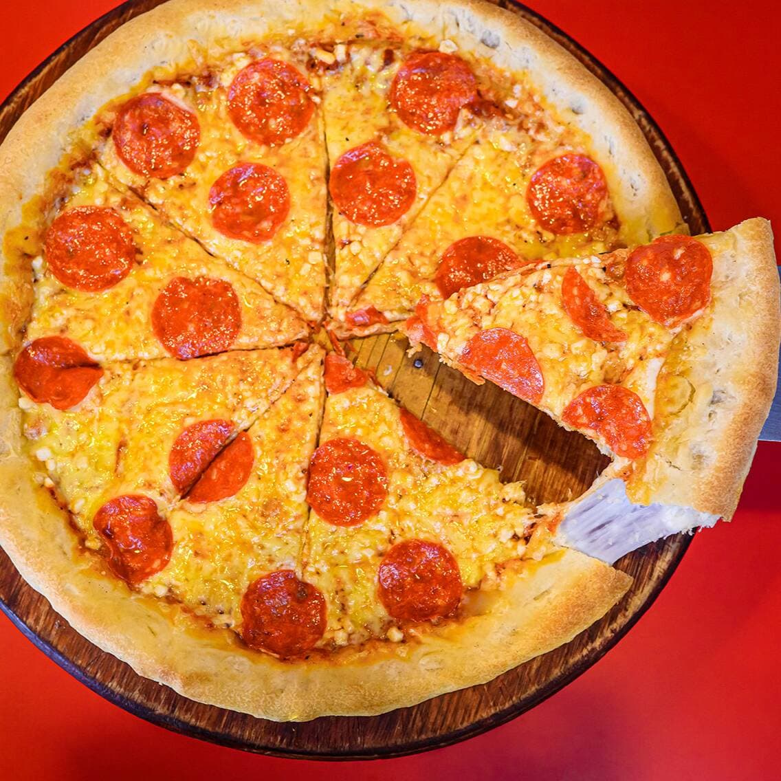 Pizza Pepperoni Clásica con Orilla Rellena