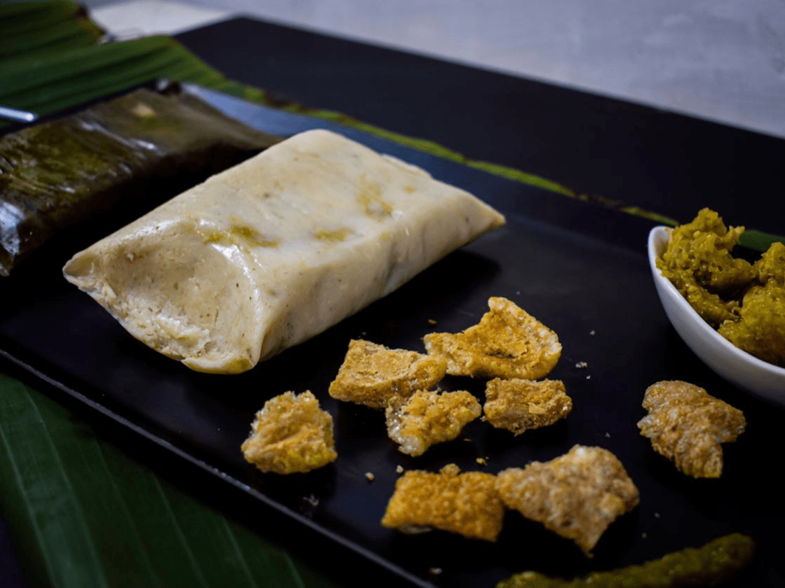 Tamal de Chicharron en Salsa Verde