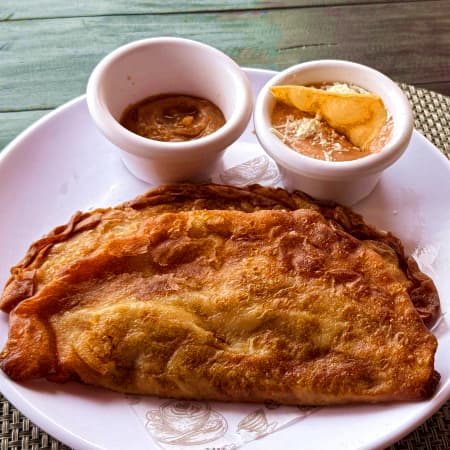 2 EMPANADAS DE CARNE + FRIJOL