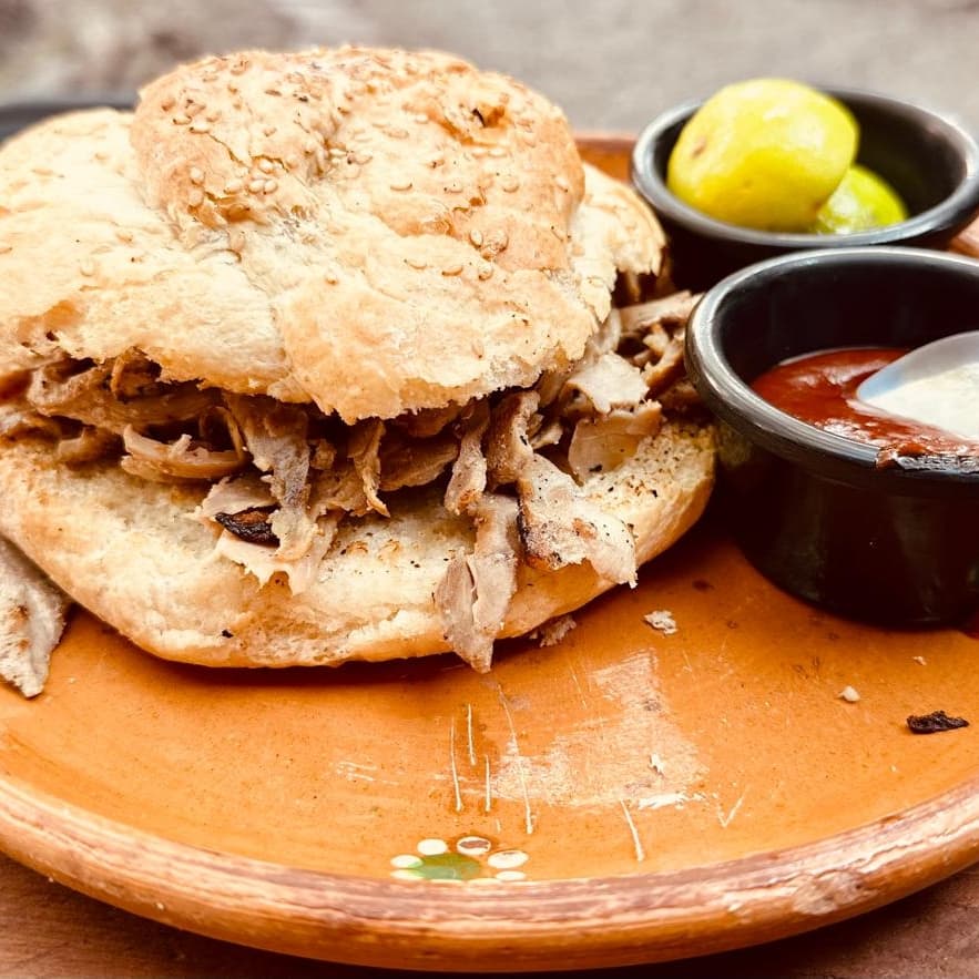 Cemita arabe con quesillo