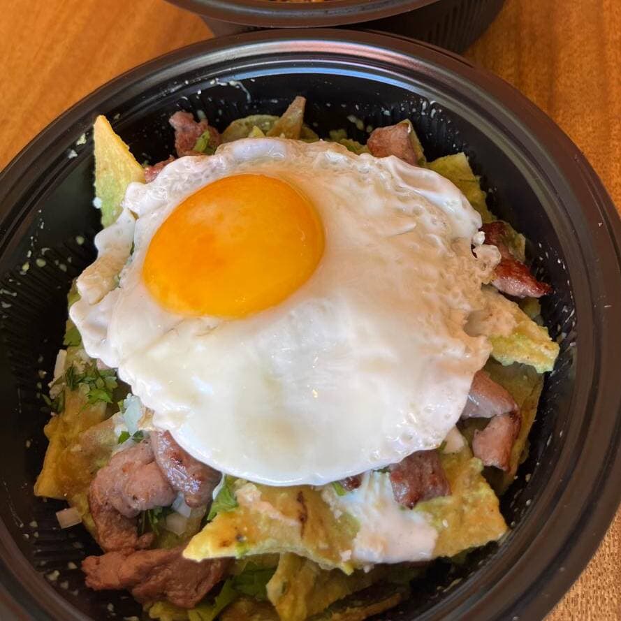 Chilaquiles rojos con Huevo