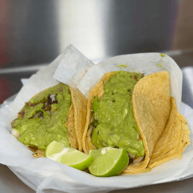 3 Tacos de Adobada mas Bebida.