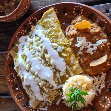 Enchiladas Rojas o Verdes de Pollo