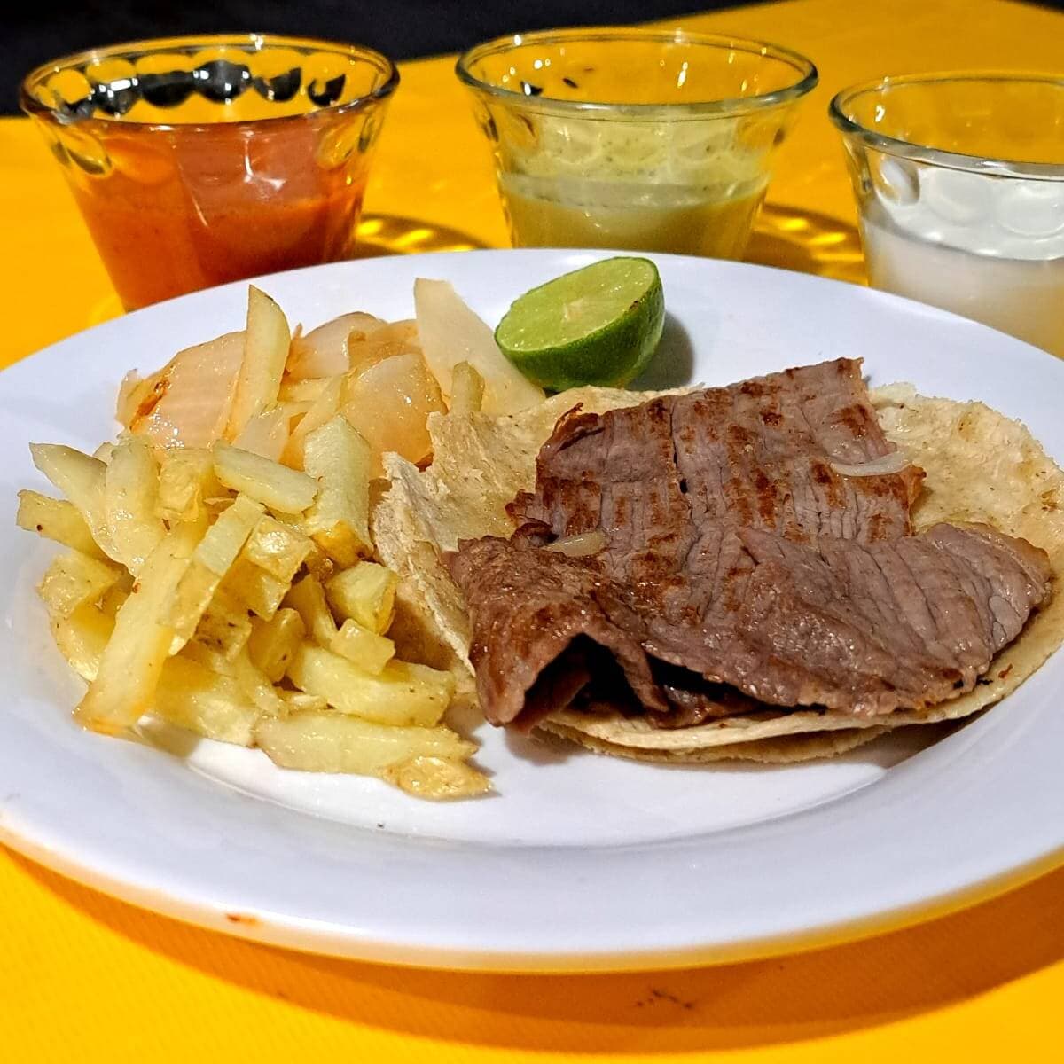 TACO DE CECINA CON PAPAS FRITAS