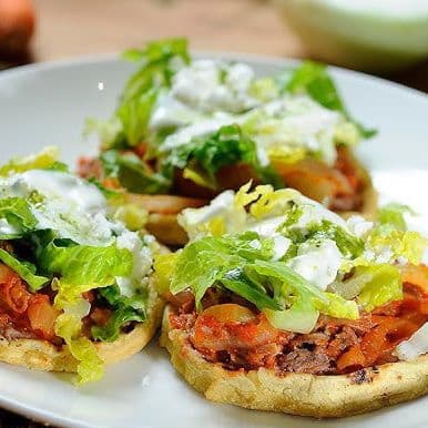 Sope con Carne Deshebrada