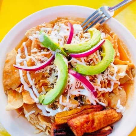 Chilaquiles Rojos con Pollo
