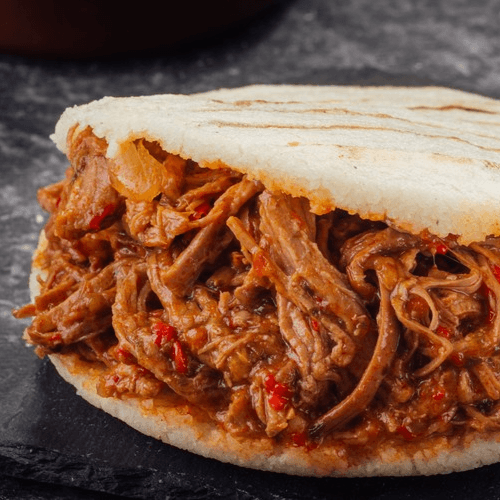 Arepa con Carne Desmechada