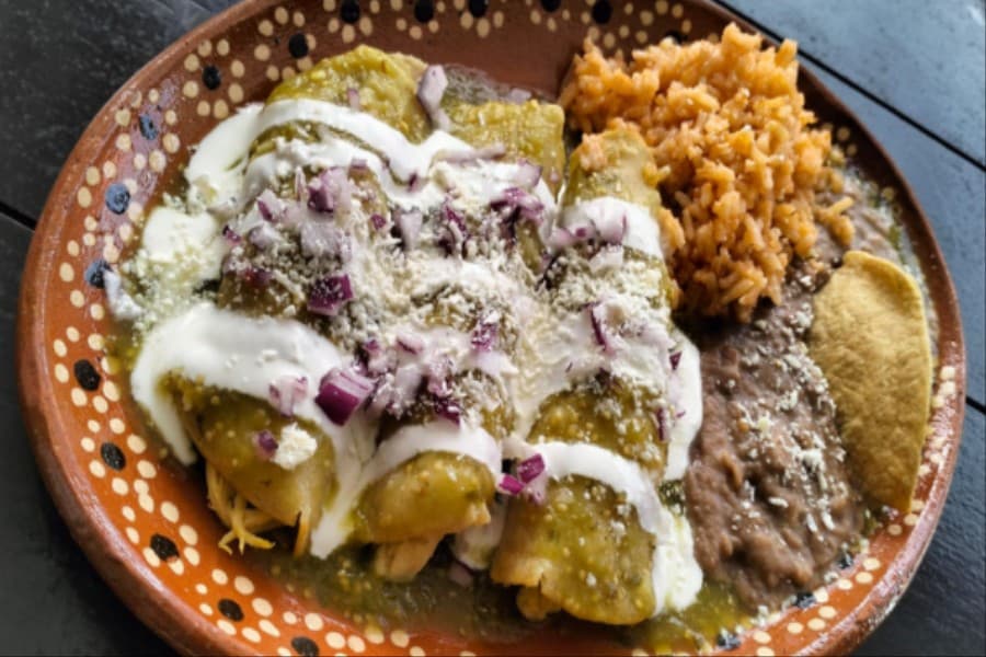 ENCHILADAS VERDES O ROJAS -  A LA CARTA