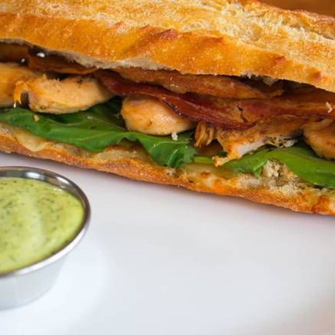 Sándiwich de Pollo y Tocineta